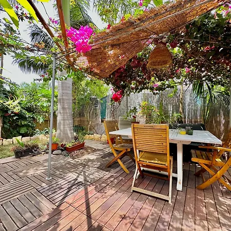 Oasis Garden Apartment
